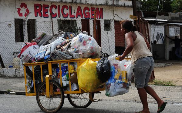 Catadores de recicláveis e empresas do setor perdem renda com covid-19; meio ambiente também é prejudicado