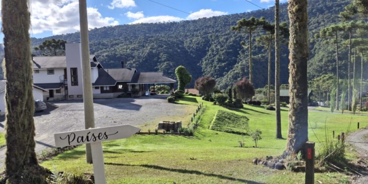 Refúgio temático na Serra do Corvo Branco encanta visitantes em Urubici